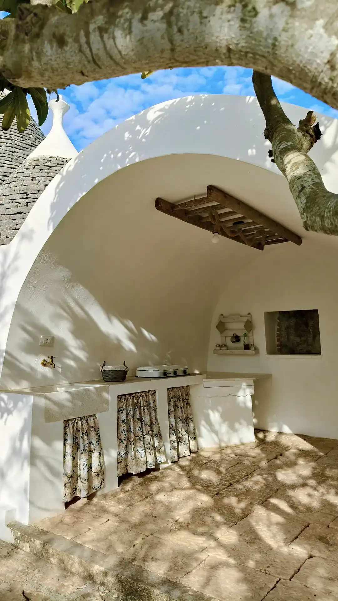 Cucina esterna accanto al trullo